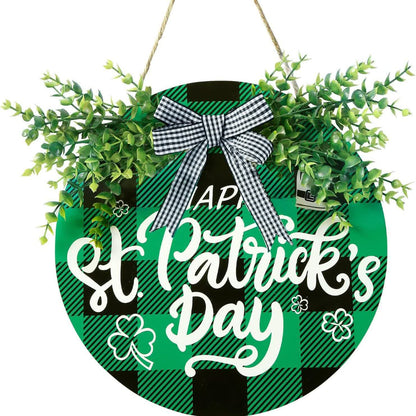 Kreatives Türdekor zum St. Patrick's Day mit grünen Blättern