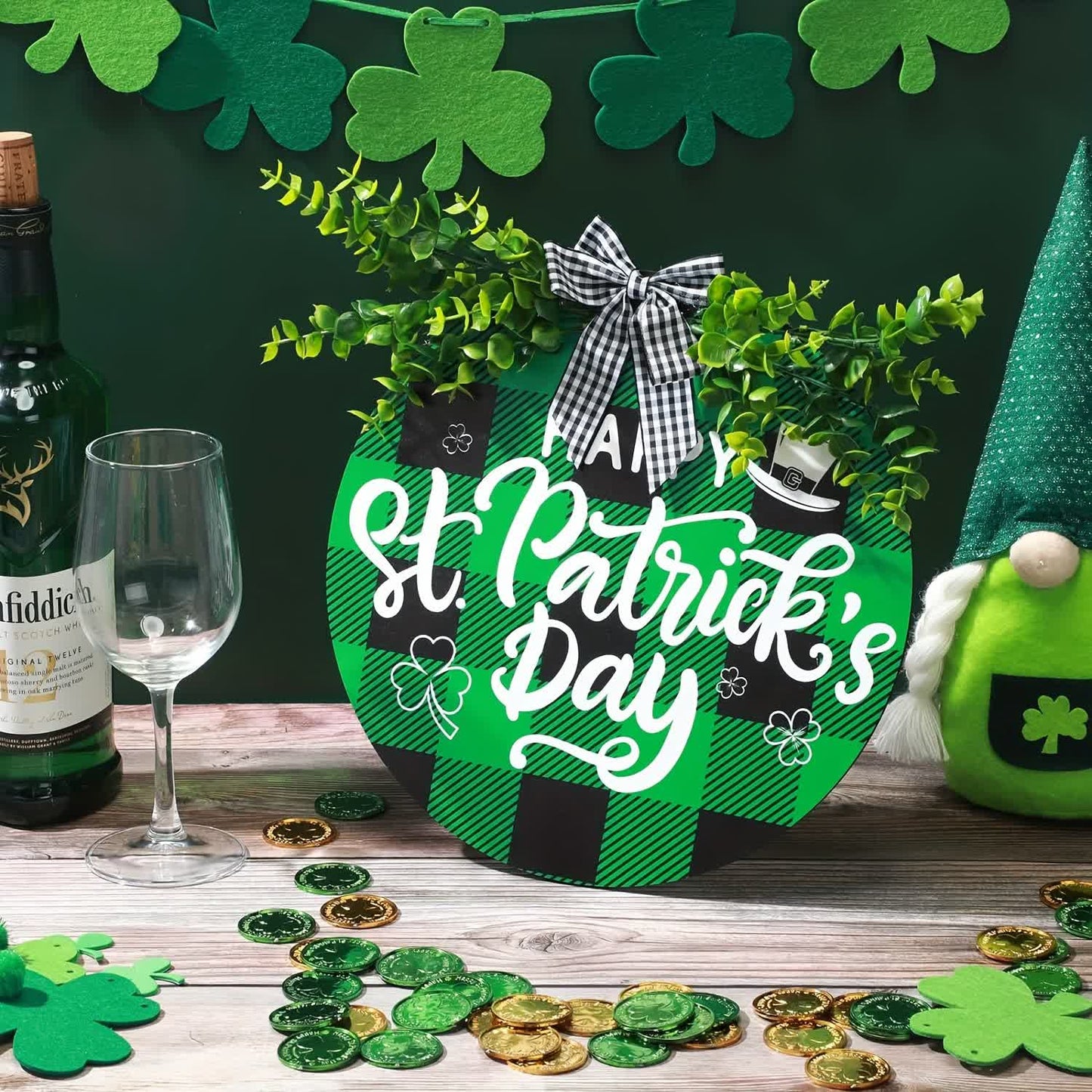 Kreatives Türdekor zum St. Patrick's Day mit grünen Blättern