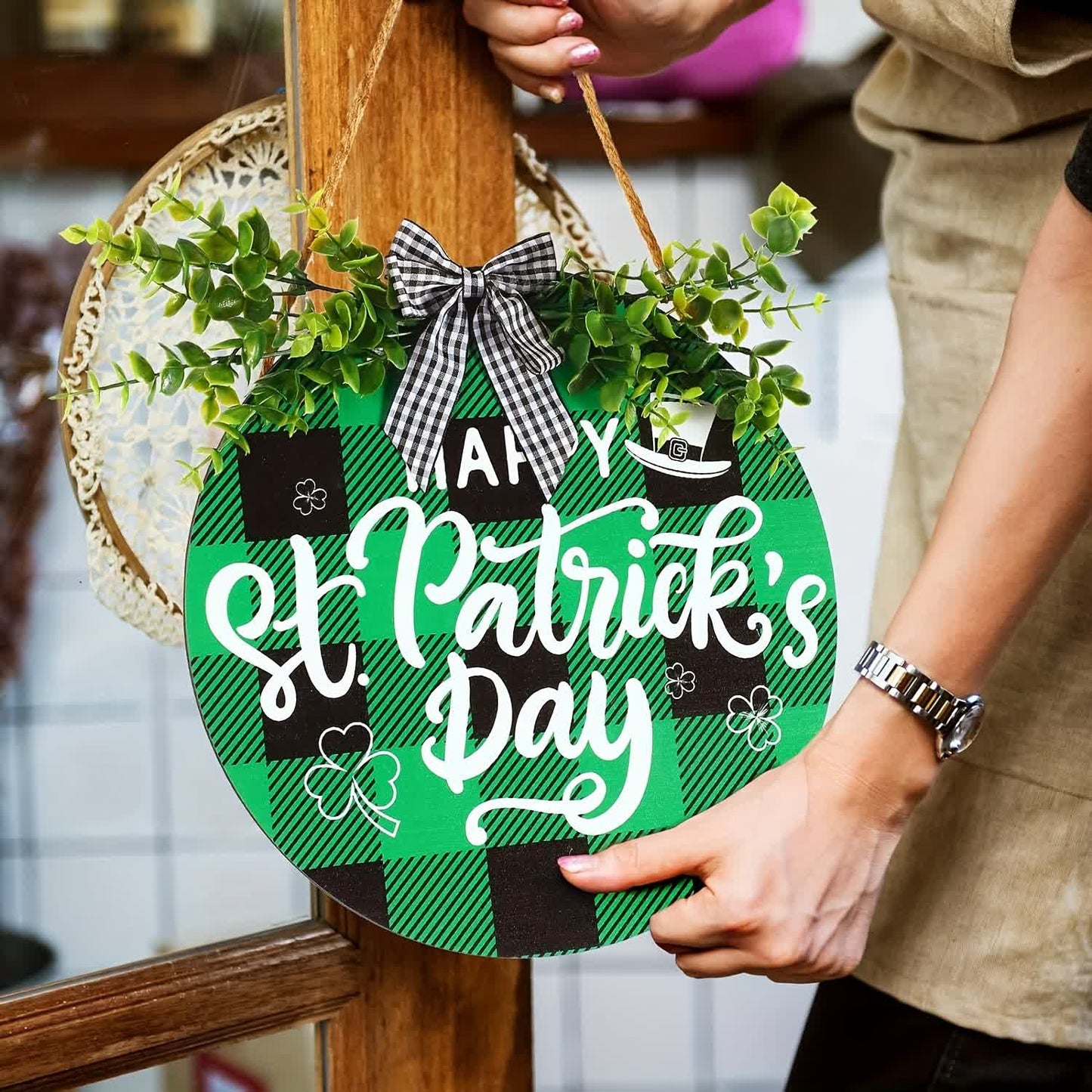 Kreatives Türdekor zum St. Patrick's Day mit grünen Blättern
