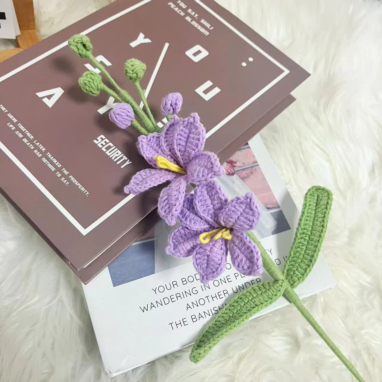 Handgefertigter gestrickter und gehäkelter Montbretia-Blumenstrauß