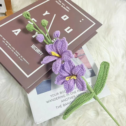 Handgefertigter gestrickter und gehäkelter Montbretia-Blumenstrauß
