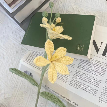 Handgefertigter gestrickter und gehäkelter Montbretia-Blumenstrauß