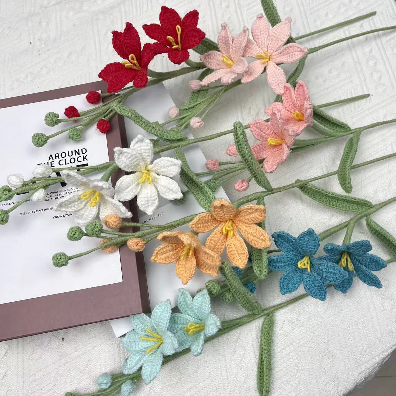 Handgefertigter gestrickter und gehäkelter Montbretia-Blumenstrauß