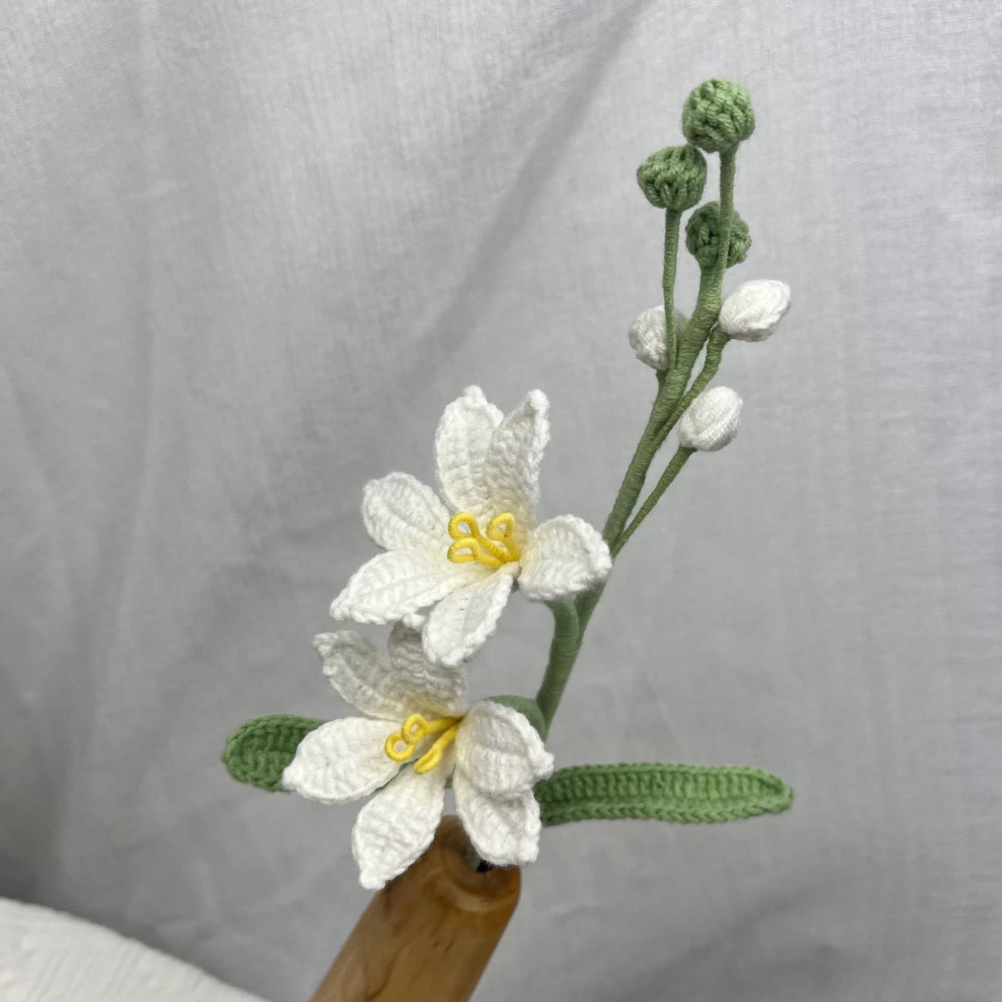 Handgefertigter gestrickter und gehäkelter Montbretia-Blumenstrauß