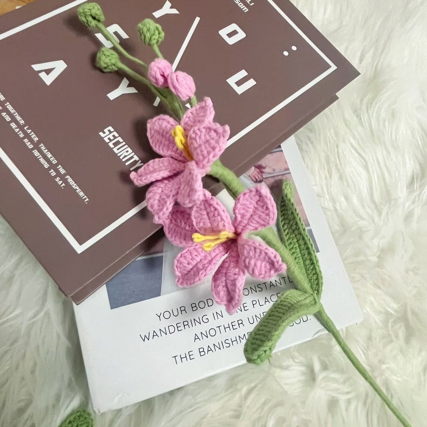 Handgefertigter gestrickter und gehäkelter Montbretia-Blumenstrauß