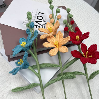 Handgefertigter gestrickter und gehäkelter Montbretia-Blumenstrauß