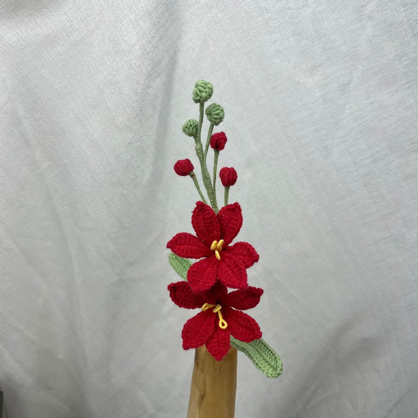 Handgefertigter gestrickter und gehäkelter Montbretia-Blumenstrauß