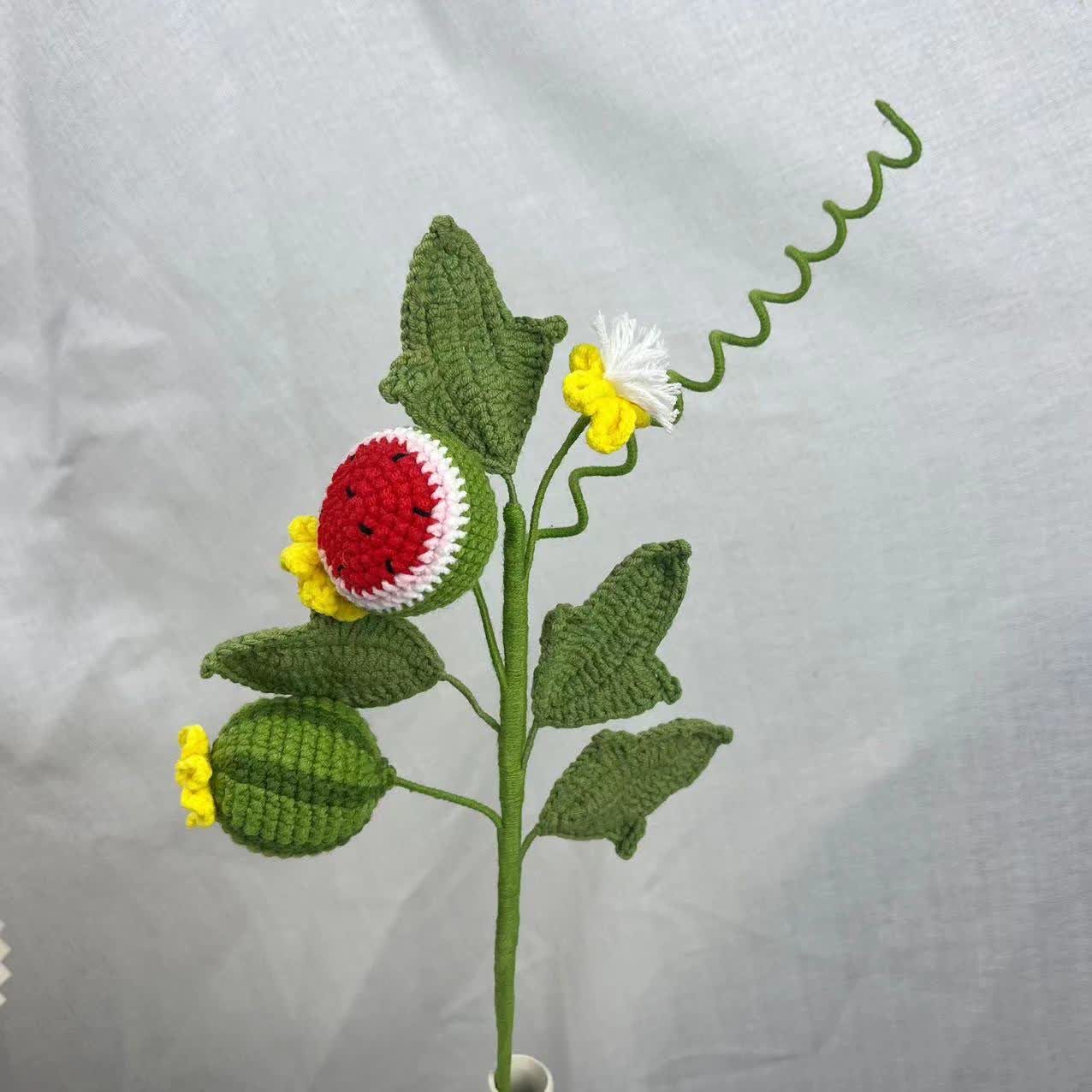 Kreativer handgemachter gestrickter gehäkelter Obststrauß