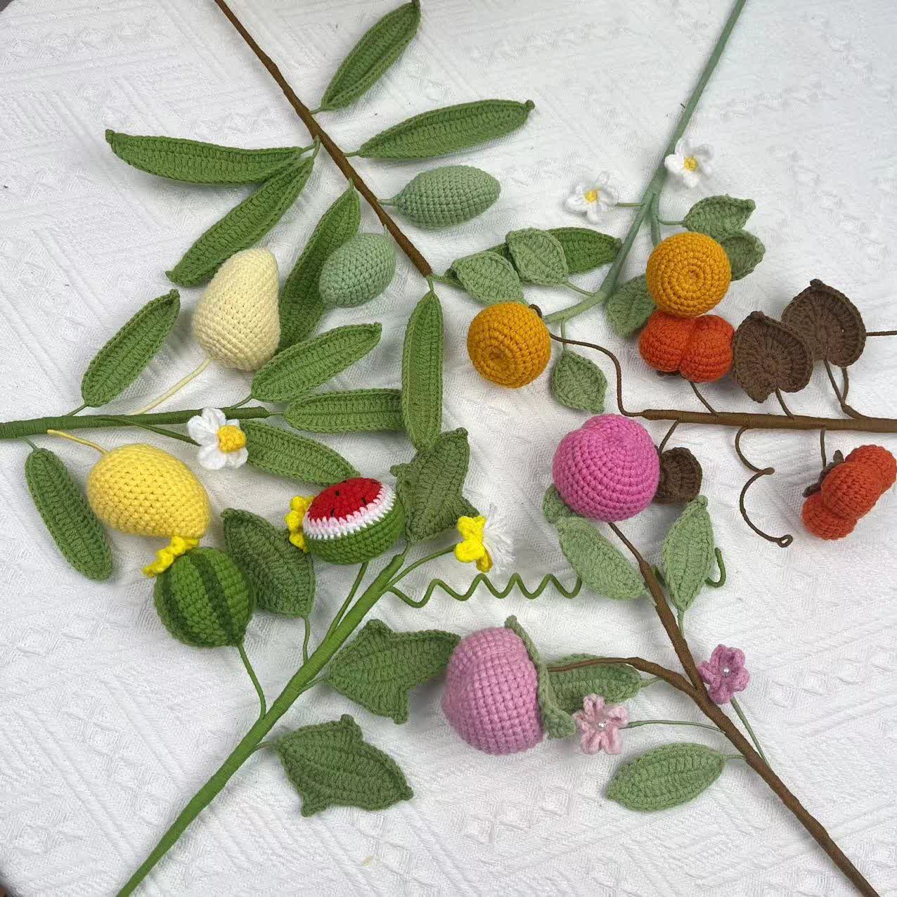 Kreativer handgemachter gestrickter gehäkelter Obststrauß