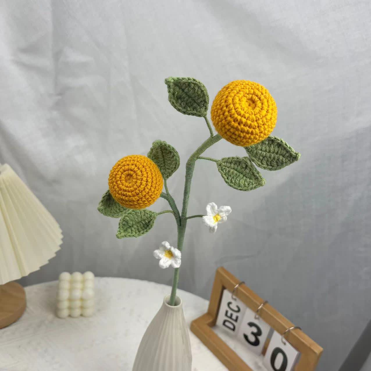 Kreativer handgemachter gestrickter gehäkelter Obststrauß