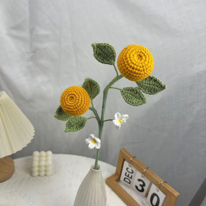 Kreativer handgemachter gestrickter gehäkelter Obststrauß