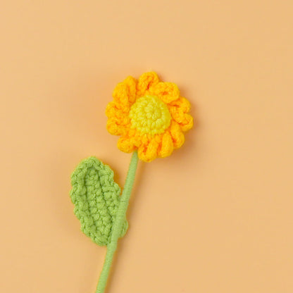 Schöner handgemachter gestrickter Häkel-Gänseblümchenstrauß
