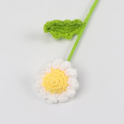 Schöner handgemachter gestrickter Häkel-Gänseblümchenstrauß