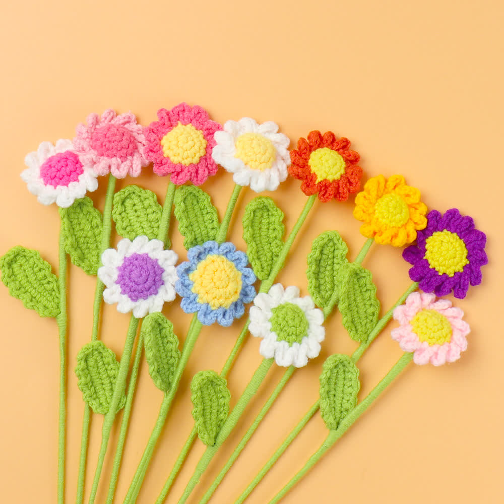 Schöner handgemachter gestrickter Häkel-Gänseblümchenstrauß
