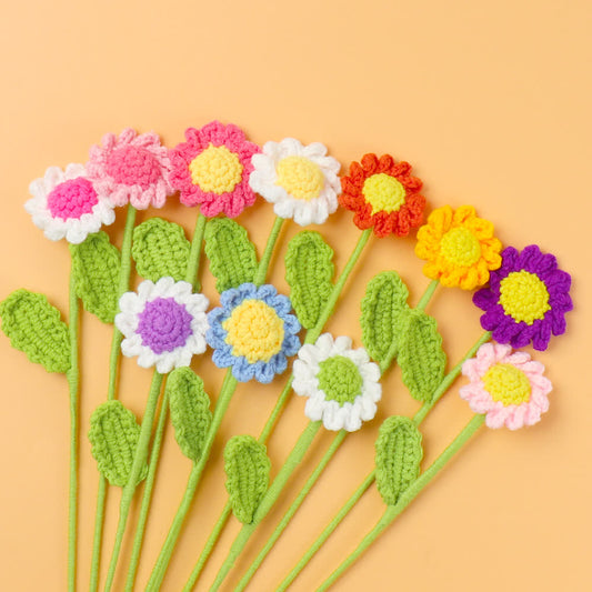 Schöner handgemachter gestrickter Häkel-Gänseblümchenstrauß