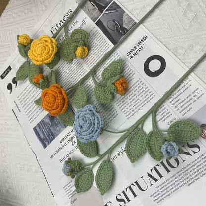 Handgemachter gestrickter gehäkelter Kamelienblütenzweig-Blumenstrauß
