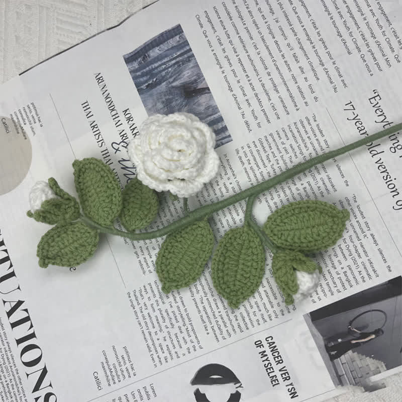 Handgemachter gestrickter gehäkelter Kamelienblütenzweig-Blumenstrauß