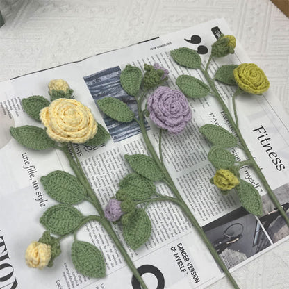 Handgemachter gestrickter gehäkelter Kamelienblütenzweig-Blumenstrauß