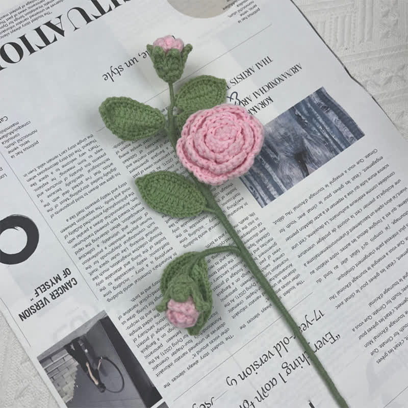 Handgemachter gestrickter gehäkelter Kamelienblütenzweig-Blumenstrauß