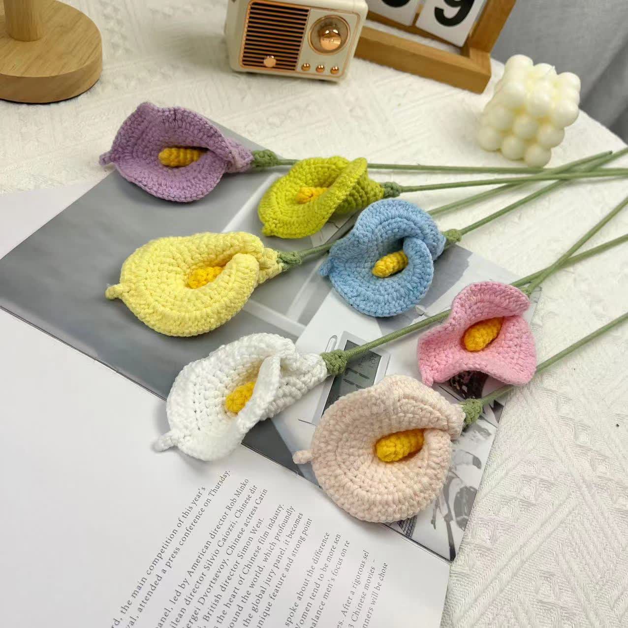 Handgemachter gestrickter gehäkelter Calla-Lilien-Bouquet
