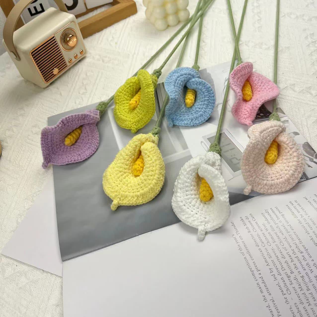 Handgemachter gestrickter gehäkelter Calla-Lilien-Bouquet