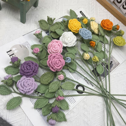 Handgemachter gestrickter gehäkelter Kamelienblütenzweig-Blumenstrauß