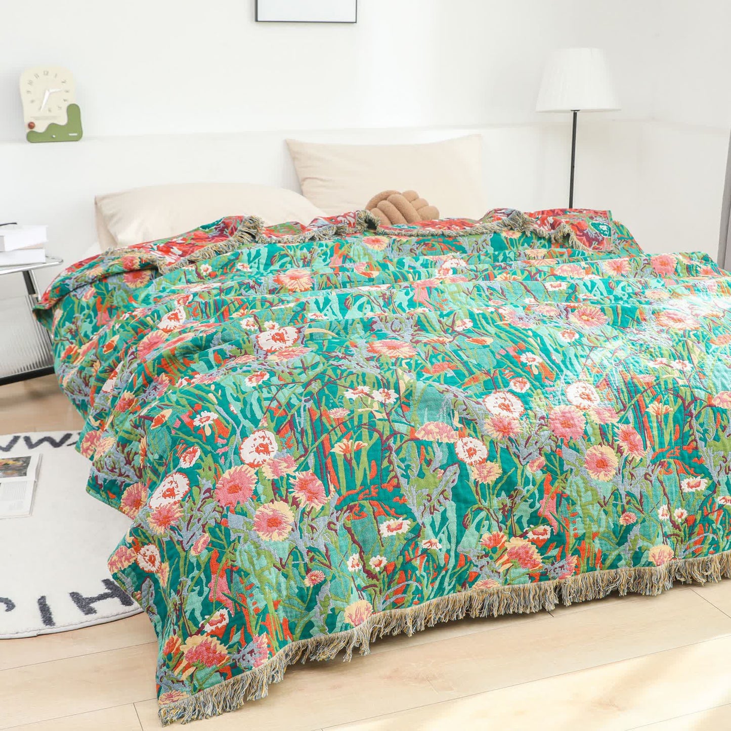 Wendedecke aus Baumwollgaze mit Blumenmuster und Quasten
