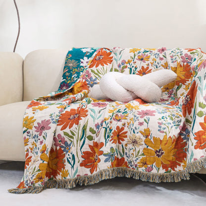 Wendbare Steppdecke aus Baumwollgaze mit leuchtendem Blumenmuster und Quasten