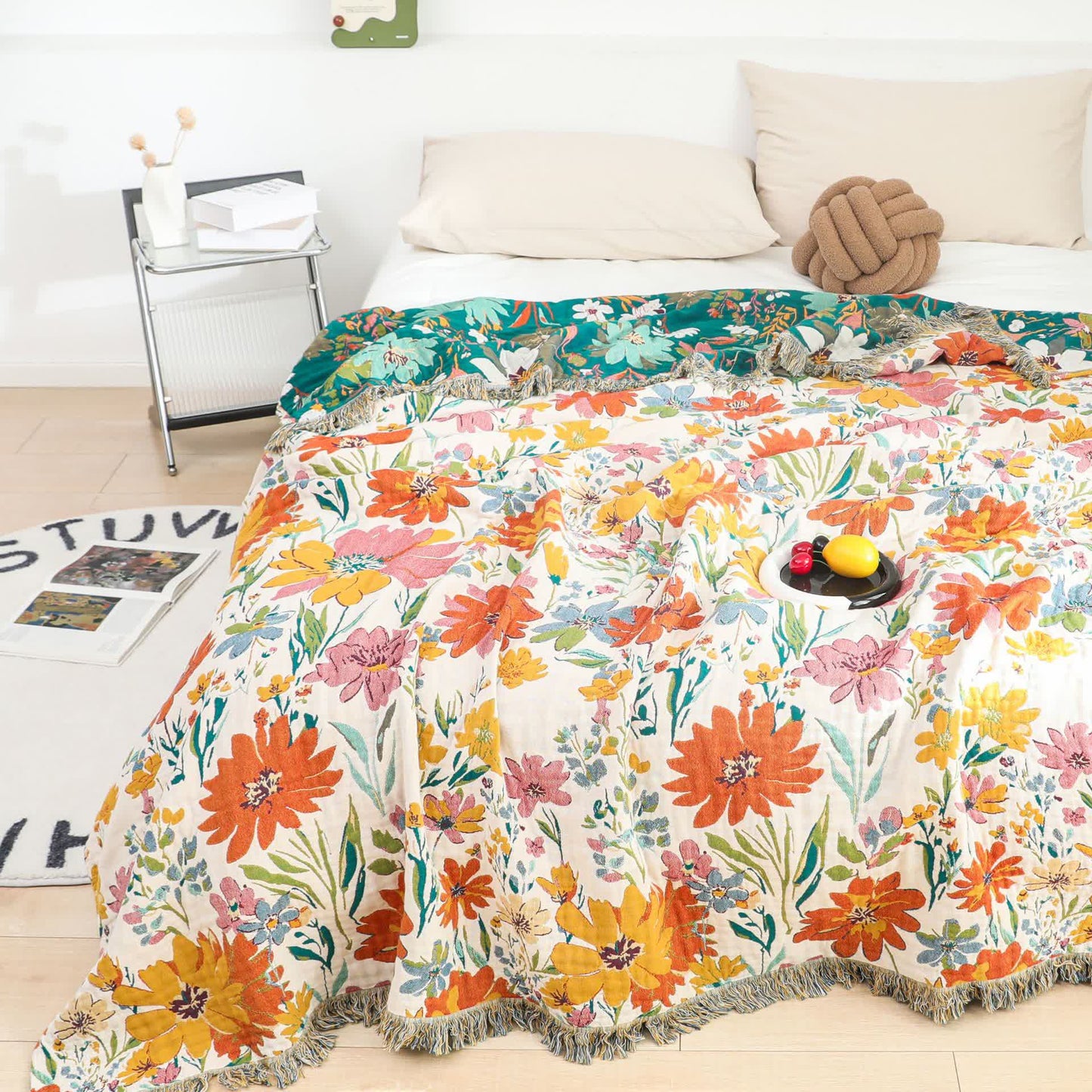 Wendbare Steppdecke aus Baumwollgaze mit leuchtendem Blumenmuster und Quasten