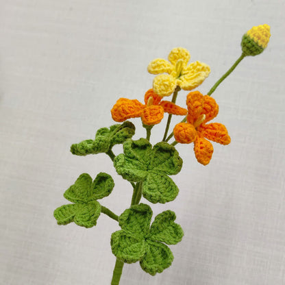 Handgemachter gestrickter und gehäkelter Kleeblatt-Strauß