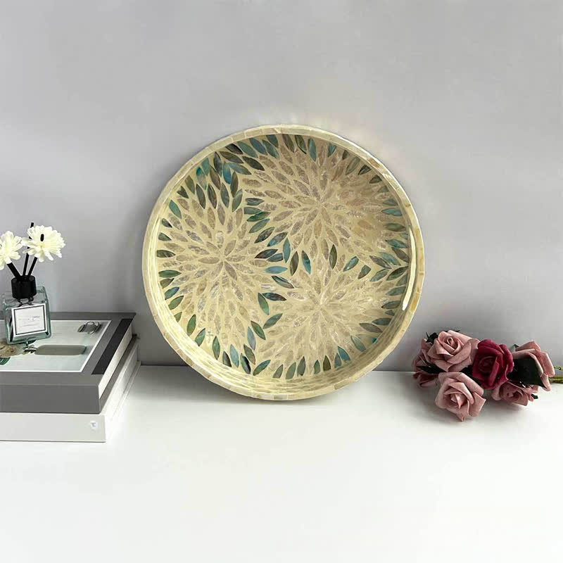 Handgemachtes Obsttablett mit bunten Muscheln