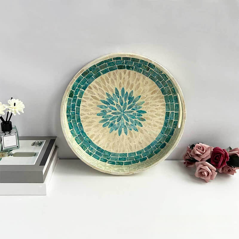 Handgemachtes Obsttablett mit bunten Muscheln