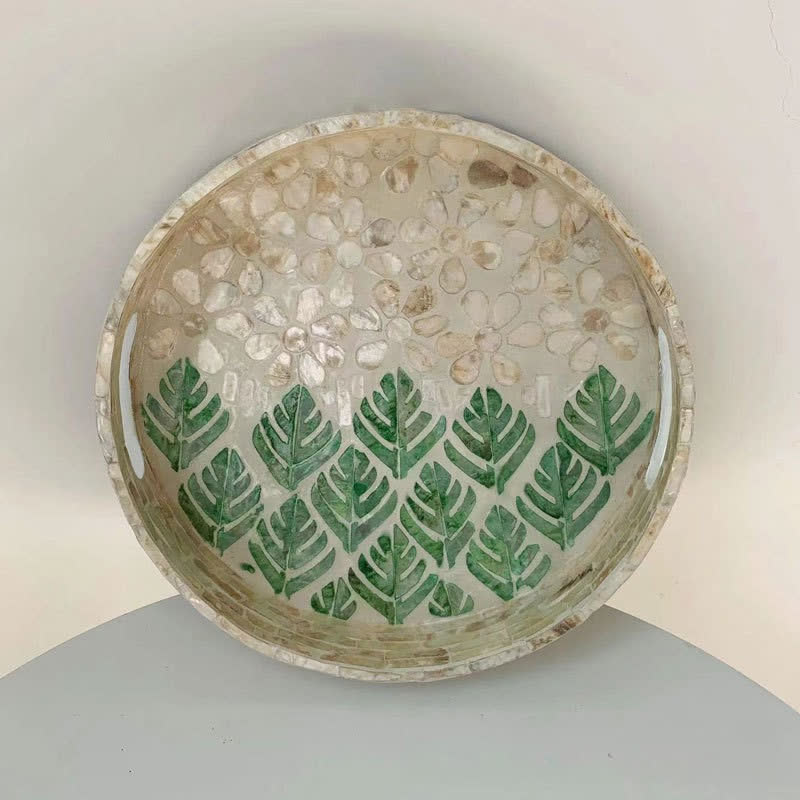 Handgemachtes Obsttablett mit bunten Muscheln
