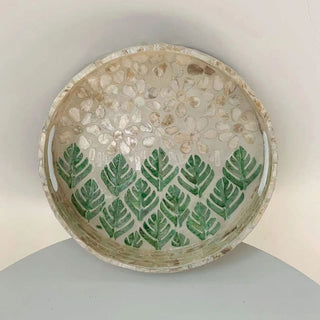 Handgemachtes Obsttablett mit bunten Muscheln