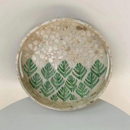 Handgemachtes Obsttablett mit bunten Muscheln