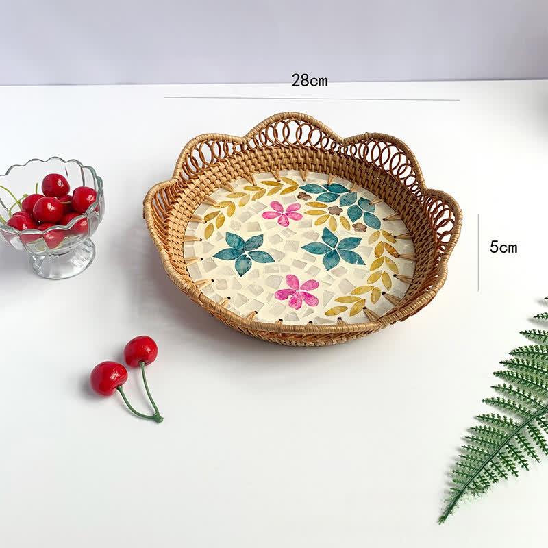 Aufbewahrungskorb aus buntem Rattan mit Muscheln
