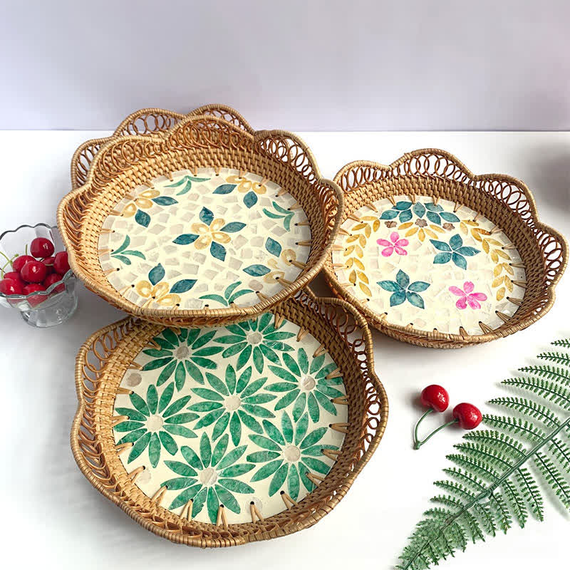 Aufbewahrungskorb aus buntem Rattan mit Muscheln