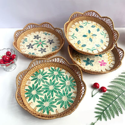 Aufbewahrungskorb aus buntem Rattan mit Muscheln