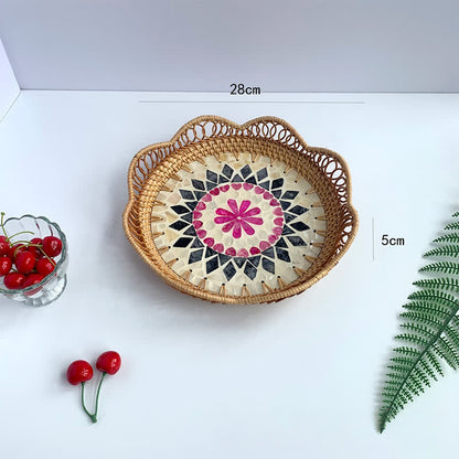 Aufbewahrungskorb aus buntem Rattan mit Muscheln