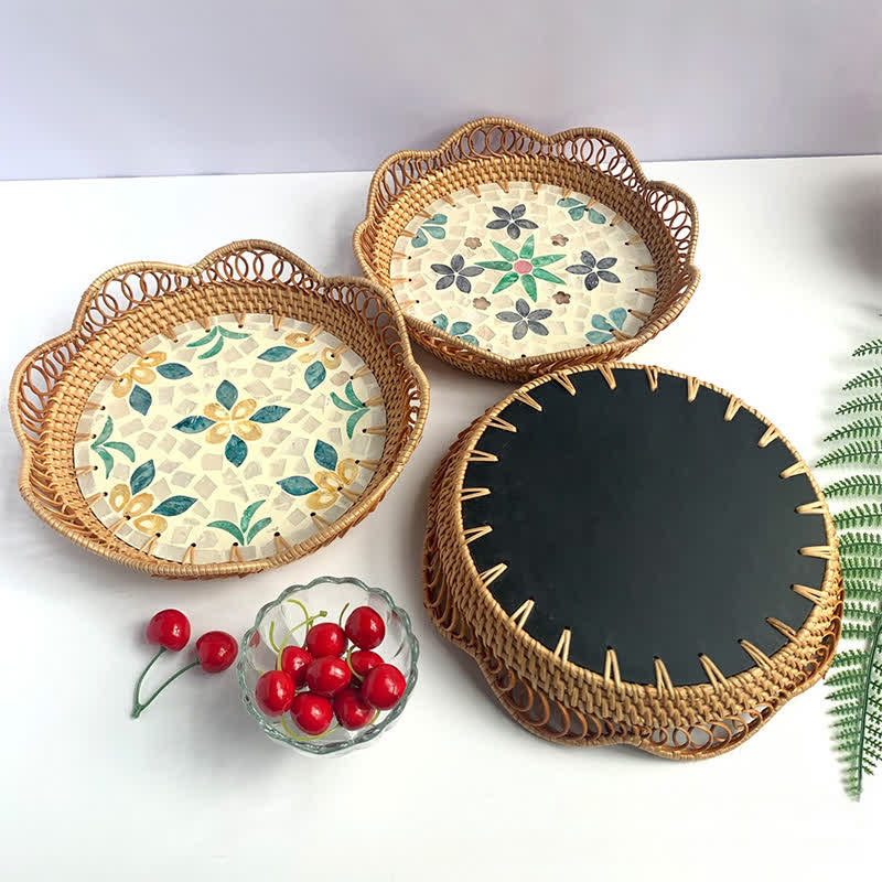 Aufbewahrungskorb aus buntem Rattan mit Muscheln