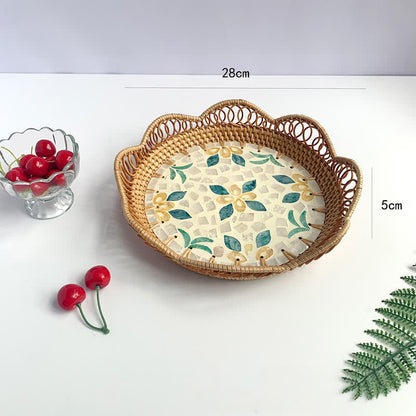 Aufbewahrungskorb aus buntem Rattan mit Muscheln