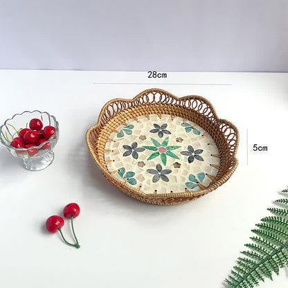 Aufbewahrungskorb aus buntem Rattan mit Muscheln