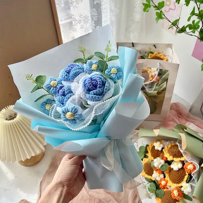 Kreativer handgemachter gestrickter Häkelrosenstrauß