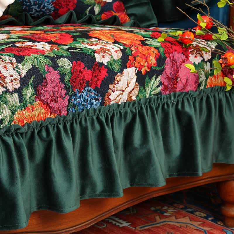 Rutschfester Sofabezug mit Rüschen im Vintage-Stil mit Blumenmuster