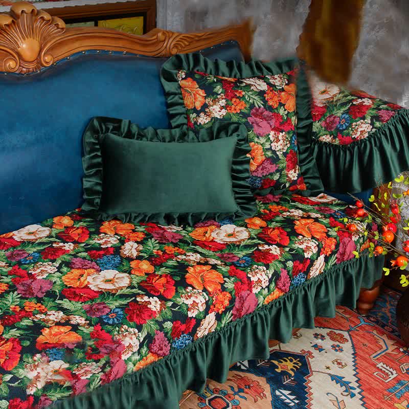 Rutschfester Sofabezug mit Rüschen im Vintage-Stil mit Blumenmuster