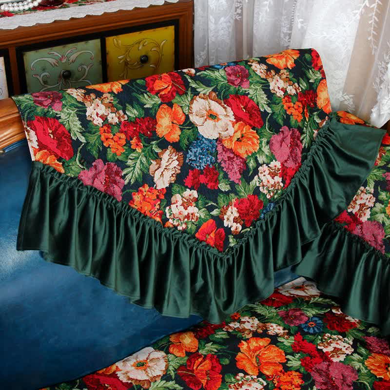 Rutschfester Sofabezug mit Rüschen im Vintage-Stil mit Blumenmuster