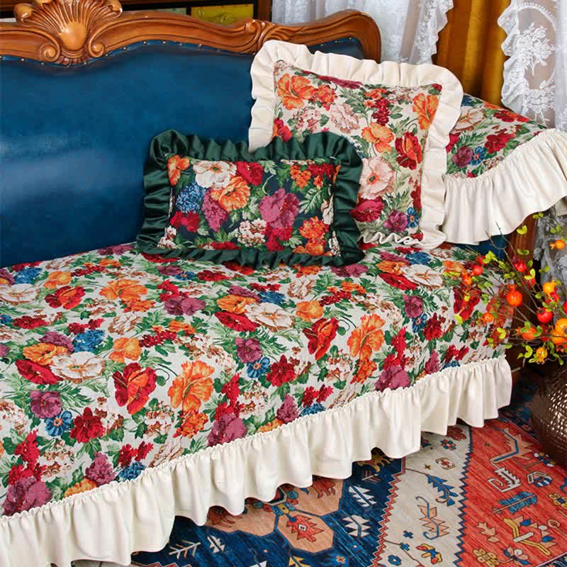 Rutschfester Sofabezug mit Rüschen im Vintage-Stil mit Blumenmuster