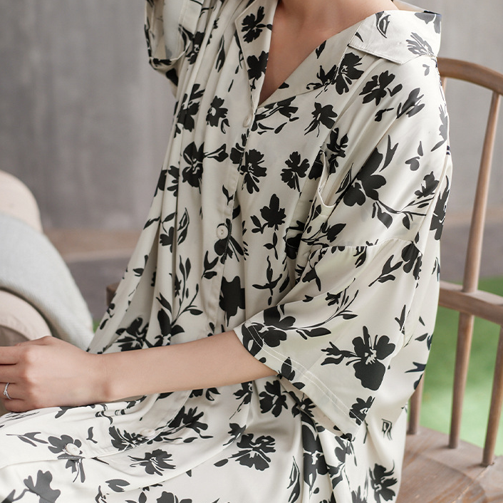 Weiches, atmungsaktives, lässiges Nachthemd aus Satin mit Blumenmuster