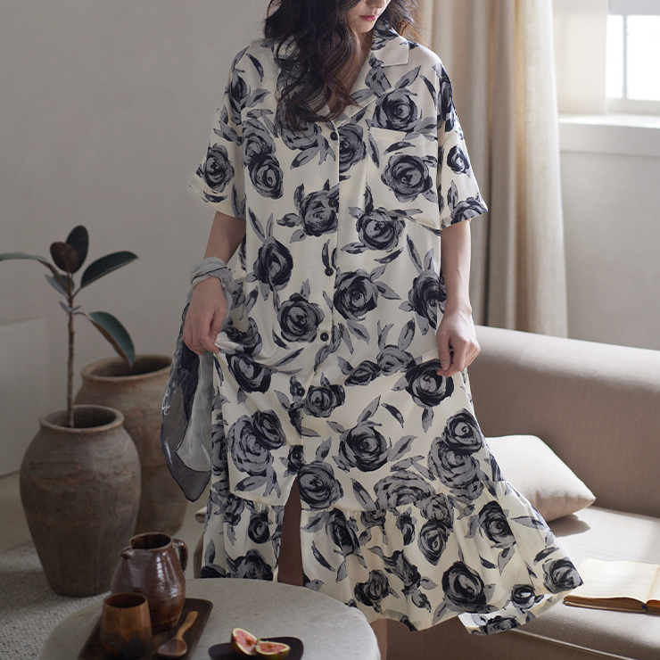 Langes Nachthemd aus Satin im Vintage-Stil mit Rosenmotiv