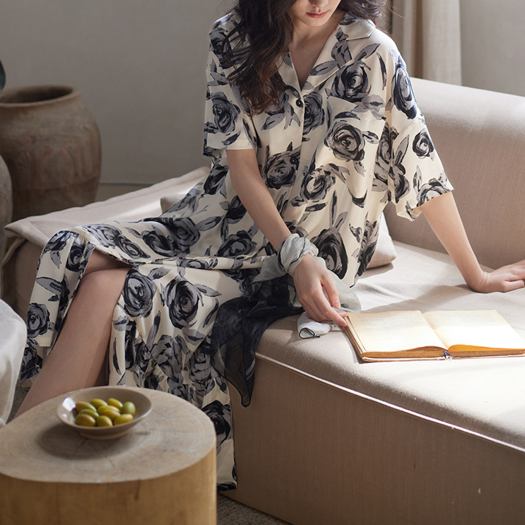 Langes Nachthemd aus Satin im Vintage-Stil mit Rosenmotiv